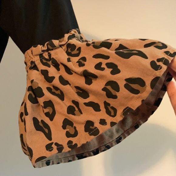 Monogrammed “B” women’s large tunic top with leopard print flutter sleeves - Picture 4 of 5